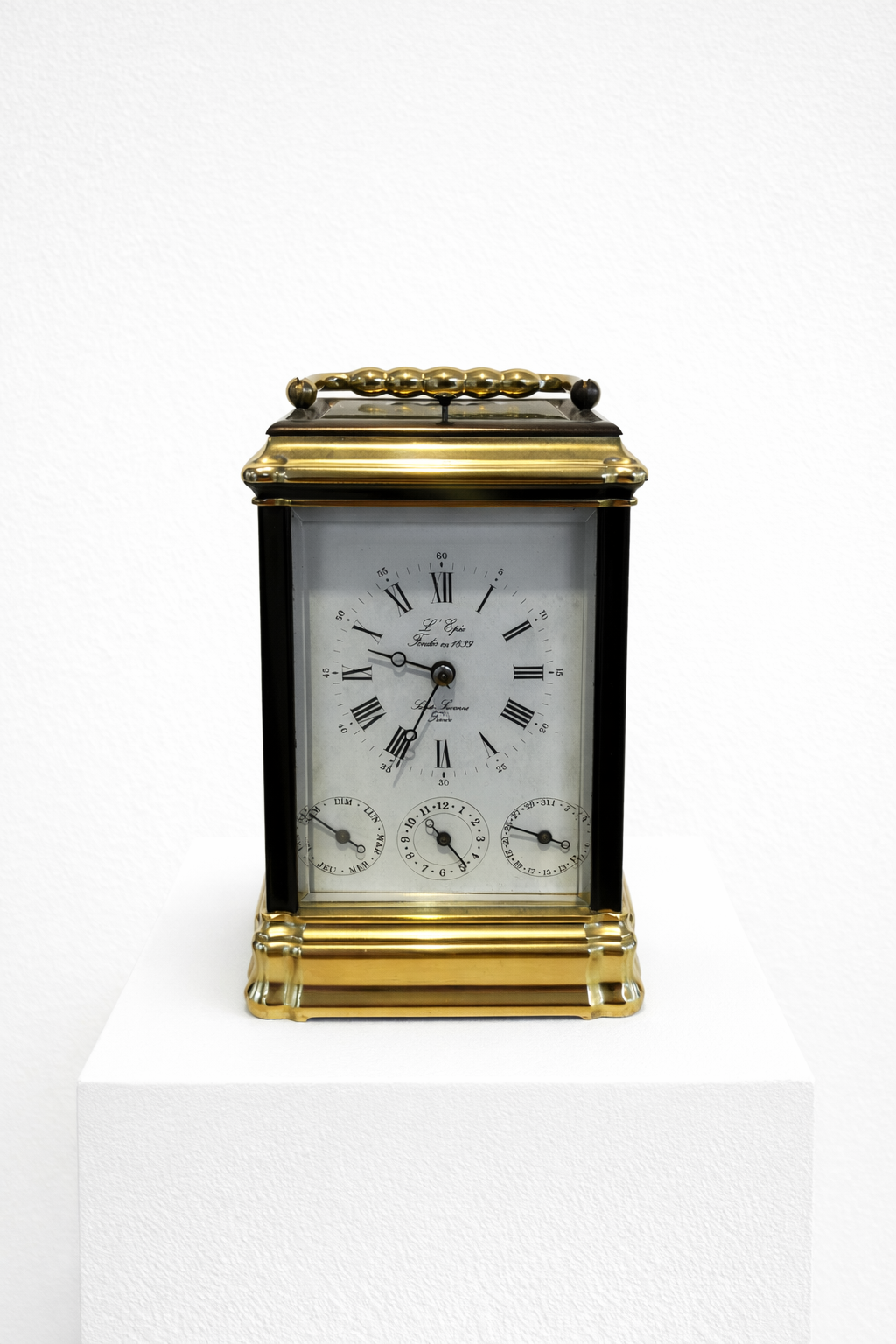 Fachhändler bewertet antike Uhren für den Ankauf