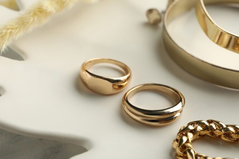 Verschiedener Goldschmuck